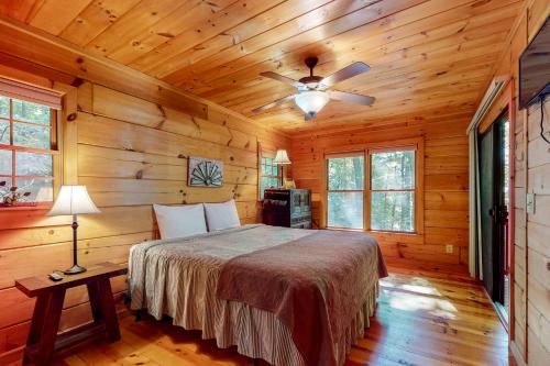 1 dormitorio con 1 cama y ventilador de techo en Indian Rock Lake, en Blue Ridge