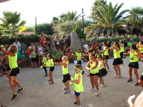a group of girls performing a dance in front of a crowd at Complejo Turístico Las Cañadas Casas de Campo- Actividades Gratuitas Todos los Fines de Semana in Baños de Montemayor