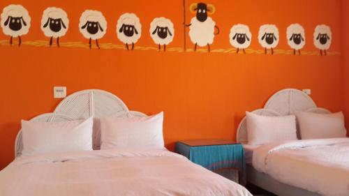 Een bed of bedden in een kamer bij Lazy Sheeps Hostel