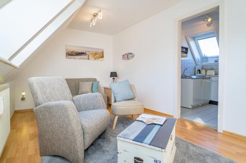 a living room with a couch and two chairs at Falkennest 2 in Westerland (Sylt)