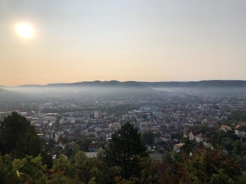 een uitzicht op een stad met de zon in de lucht bij Jena Paradies in Jena