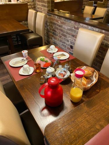 un tavolo in legno con cibo e bevande di Hotel - Restaurant Braustube a Haaren