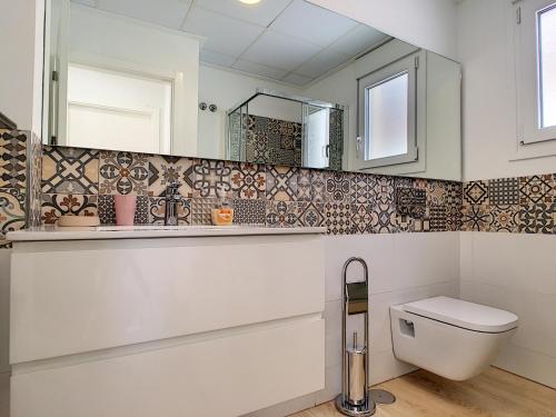 a bathroom with a toilet and a mirror at Villa Sol - San Pedro del Pinatar - 1710 in San Pedro del Pinatar