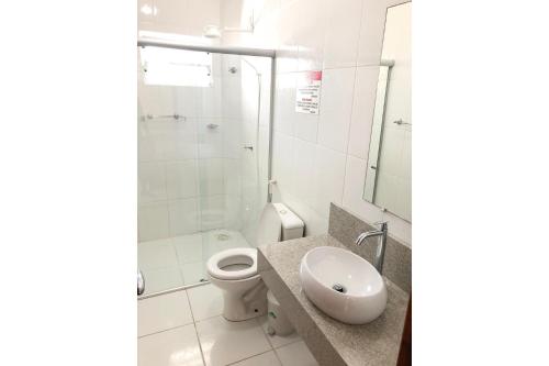 uma casa de banho com um WC, um lavatório e um chuveiro em Residencial Gaivotas 05 - 1 Quartos - Completo 30m da praia em Florianópolis