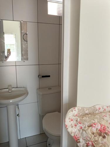 Ванна кімната в Quarto Suíte independente da casa com garagem