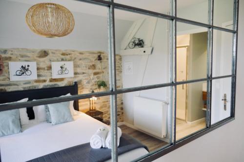 Habitación con cama y espejo grande. en Chambres d'Hôtes Secret Pyrenées, en Lasseube