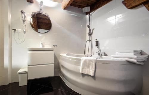Ένα μπάνιο στο Aparthotel & Restaurant Rezydencja Limba