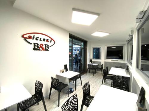 Μια τηλεόραση ή/και κέντρο ψυχαγωγίας στο Siclari B&B-Rooms&Suite
