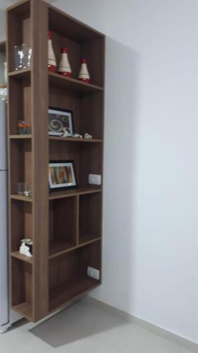 een houten boekenplank in een kamer bij Shalom 1 in Ubatuba