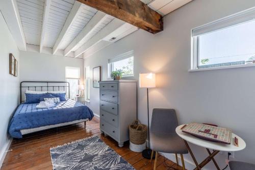 een slaapkamer met een bed, een bureau en een tafel bij Sea Love Beach House in Newburyport