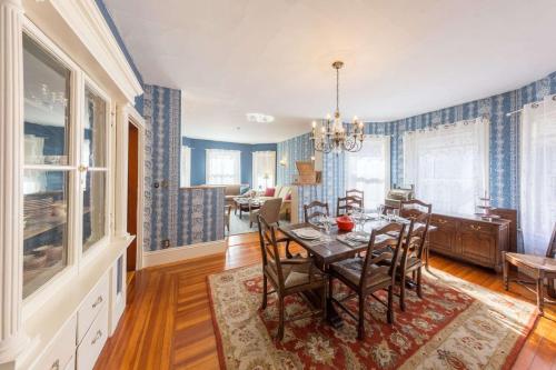 - une salle à manger avec une table et des chaises dans l'établissement Belle Femme, à Salem