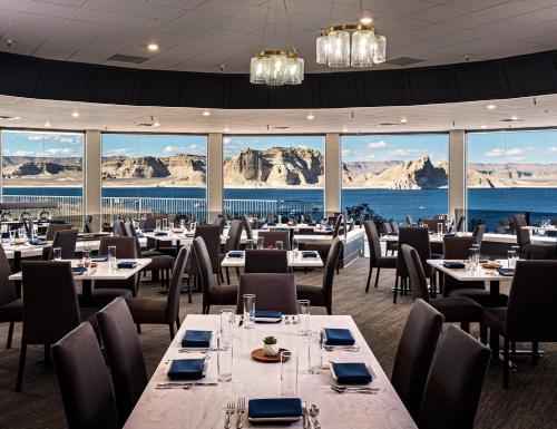 een restaurant met tafels en stoelen met bergen op de achtergrond bij Lake Powell Resort in Page