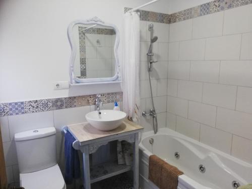 A bathroom at Hostal el lugar de la Mancha