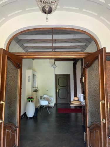 una puerta abierta a una habitación con una mesa en Residenz im Park, en Friedrichroda