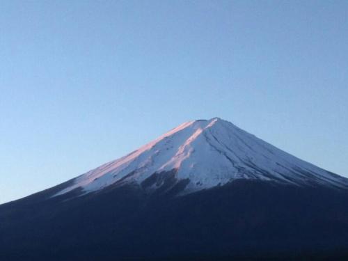 a snow covered mountain with a blue sky w obiekcie Sawa Hotel w mieście Fujikawaguchiko