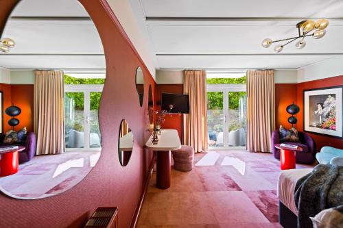 Säng eller sängar i ett rum på The Central Private Hotel by Naumi Hotels