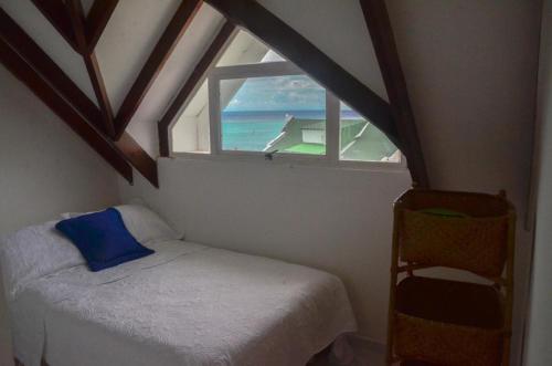 Kleines Zimmer mit einem Bett und einem Fenster in der Unterkunft Apartamentos con espectacular vista al mar in San Andrés