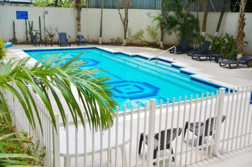 a swimming pool with a white fence around it at Apartamentos con espectacular vista al mar in San Andrés