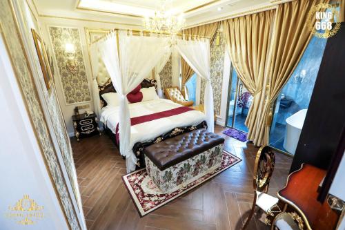 een slaapkamer met een hemelbed met een bank erin bij Enjoy Hotel 5A in Ho Chi Minh-stad