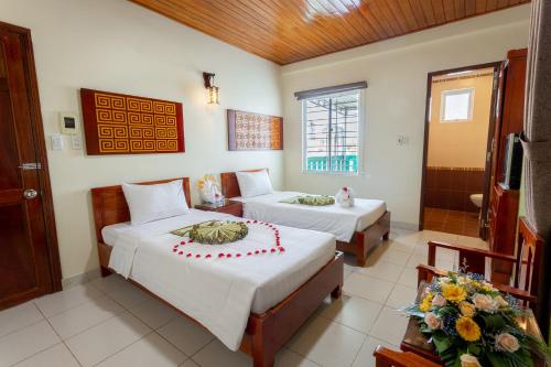 Giường trong phòng chung tại Amigo Hue Hotel