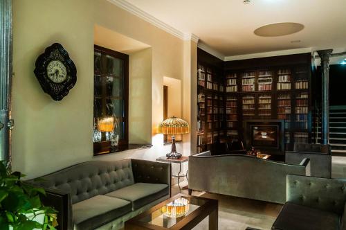 un salon avec un canapé et une cheminée dans l'établissement Hotel Granda, à Cangas de Onís