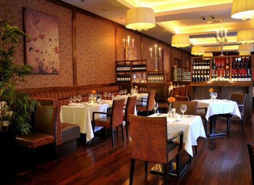 Restorāns vai citas vietas, kur ieturēt maltīti, naktsmītnē The Shirley Arms Hotel