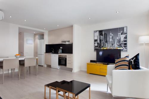 sala de estar con cocina y comedor en Barcelonaforrent Urban Town Suites en Barcelona