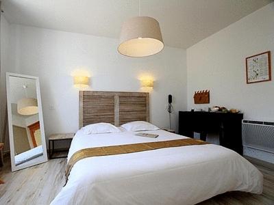 Ένα ή περισσότερα κρεβάτια σε δωμάτιο στο Logis Le Relais Marine