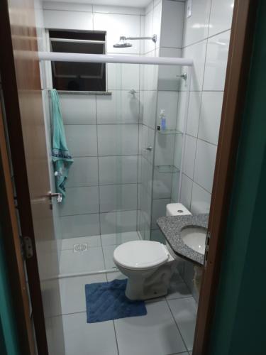 un piccolo bagno con servizi igienici e lavandino di Apartamento Space Calhau a São Luís