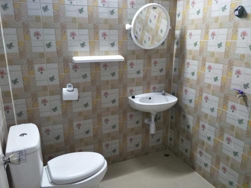 een badkamer met een toilet en een wastafel bij Home hug villa in Ban Bang Rin (1)