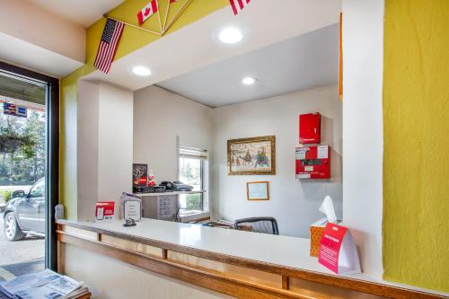 a fast food counter in a fast food restaurant at Arlington Motor Inn in Arlington