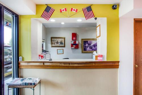 einen Tresen in einem Restaurant mit amerikanischen Flaggen in der Unterkunft Arlington Motor Inn in Arlington