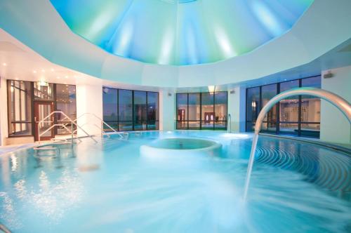 Kolam renang di atau dekat dengan Champneys Springs
