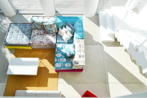uma vista superior de uma sala de estar com mobiliário em 南葉山 - Ocean Terrace Minami Hayama - ペット可 em Hayama