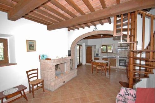 un soggiorno con camino, tavolo e sedie di Villa Poderino by PosarelliVillas a Bibbona