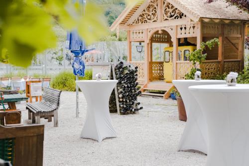 a gazebo and tables in front of a building at Landgasthof & Restaurant Batzenhäusl in Sankt Gilgen