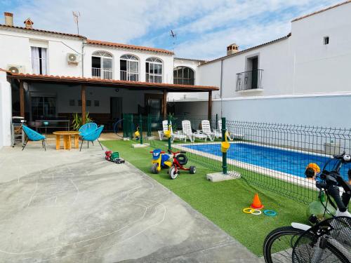 un patio trasero con piscina y una casa en CASA RURAL VALLE SECRETO, en Torremocha