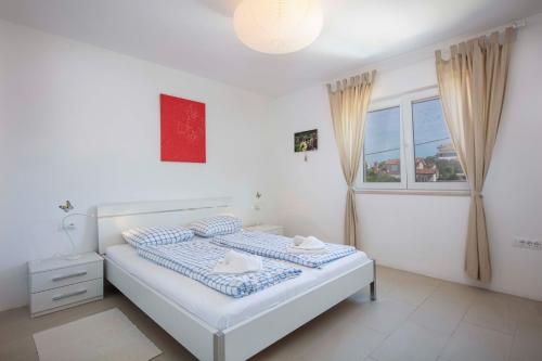 sypialnia z łóżkiem i oknem w obiekcie More More Villa 4 All w mieście Linardići