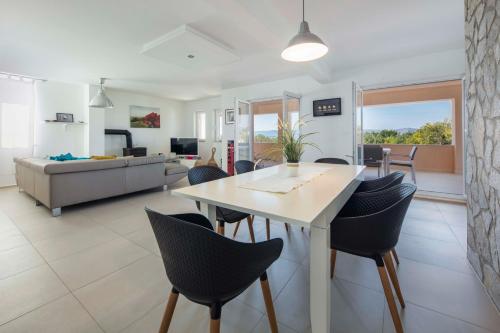Dapur atau dapur kecil di Vila More&More