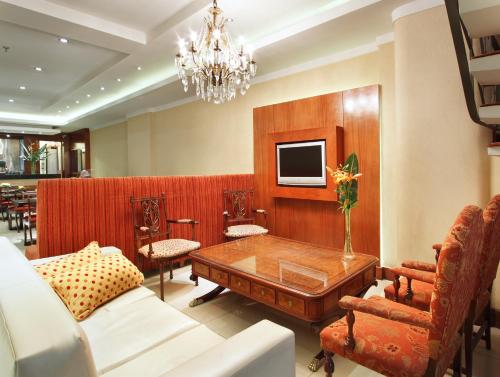 un salon avec un canapé et une table dans l'établissement Hotel Sheltown, à Buenos Aires