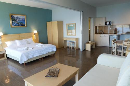 Postel nebo postele na pokoji v ubytování MASSOURI BEACH HOTEL