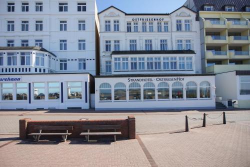 a group of benches in front of a building at Strandhotel Ostfriesenhof in Borkum