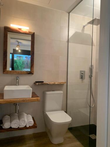 een badkamer met een toilet, een wastafel en een douche bij Antonella II in Platja  d'Aro