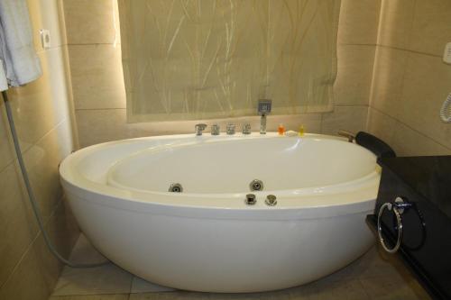 Ένα μπάνιο στο Ramada by Wyndham Islamabad