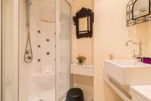 a bathroom with a shower and a sink at Residencial Terra de Mar Calpe, Grupo Terra de Mar, alojamientos con encanto in Calpe