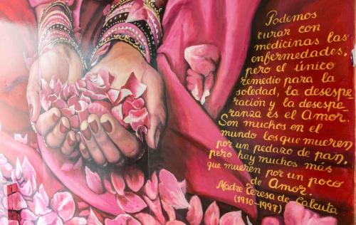 une peinture de deux mains formant un cœur dans l'établissement Residencial Terra de Mar, Grupo Terra de Mar, alojamientos con encanto, à Calp