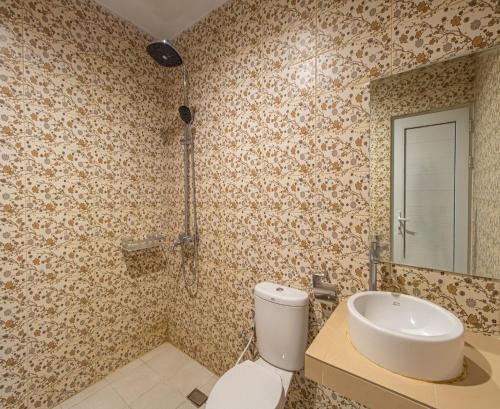 a bathroom with a toilet and a sink at Dna Fun Zone Pekanbaru in Pekanbaru