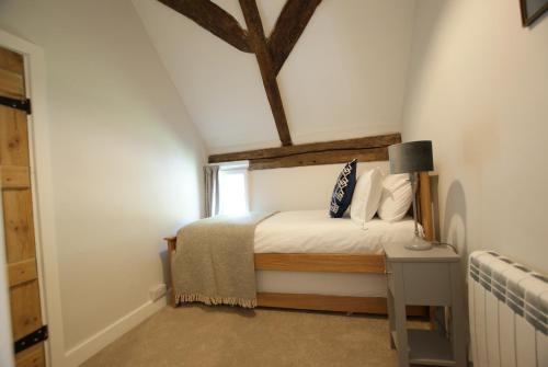 Ένα ή περισσότερα κρεβάτια σε δωμάτιο στο Honeysuckle Cottage- East Meon