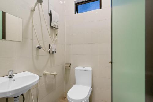 A bathroom at Villa Kiambang