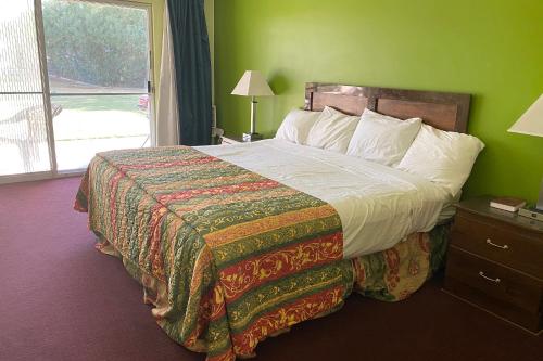 En eller flere senger på et rom på OYO Hotel Yuma AZ Desert Grove